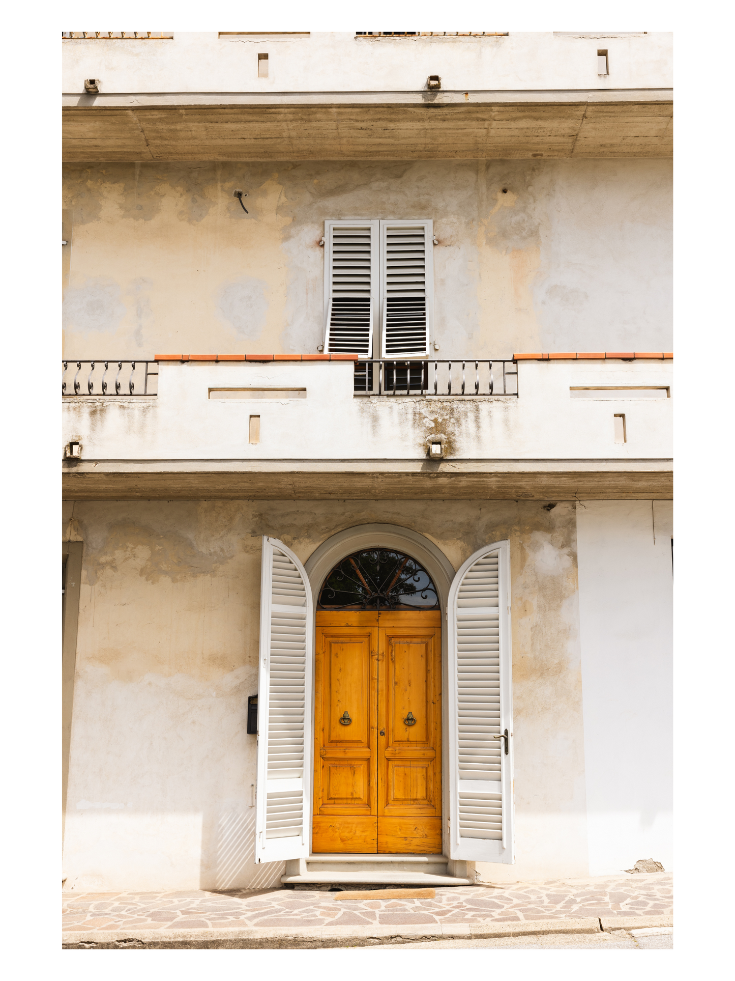 Fånga Fine Art Print white house with a wooden door